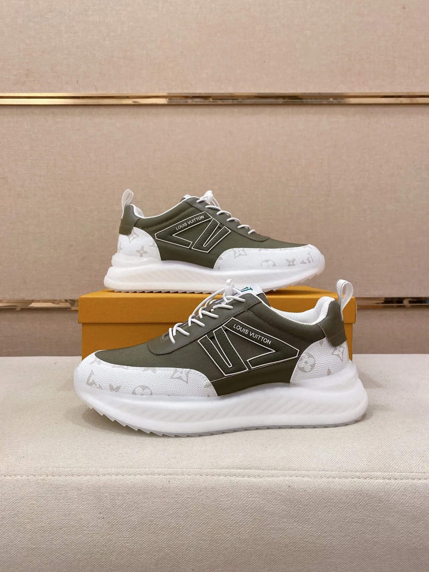 Factory price: 462💰🎉🎉LV~Louis Vuitton trendy men's shoes, new shipments, latest matching, the same style as the official website, super high quality, hot sales of the season [strong][strong][strong]Selected first-layer cowhide, comfortable cowhide lining, original last, comfortable on the feet, wear-resistant rubber outsole, size: 38-44.